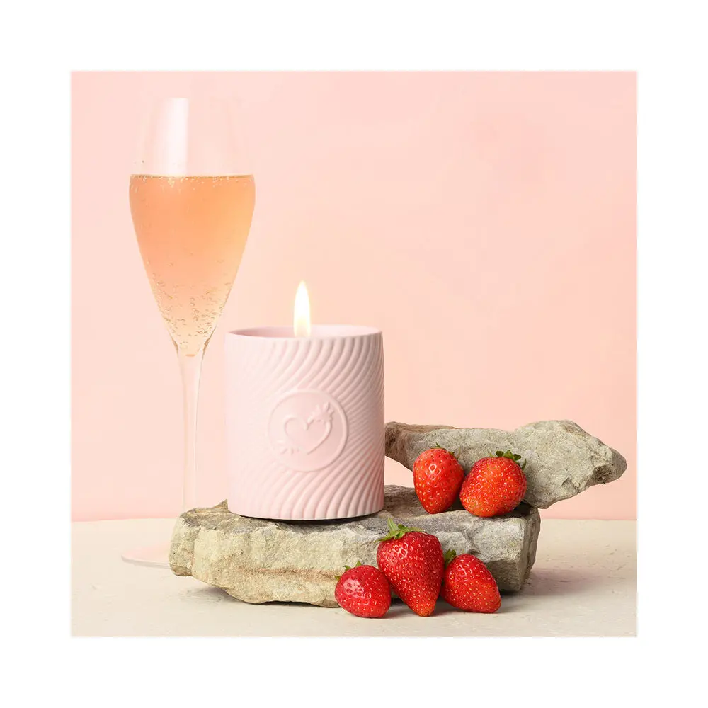 Highonlove Pink Massage Candle Strawberries & Champagne 1